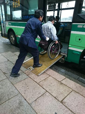 図2.道の駅あきた港ポートタワーセリオンのバス停